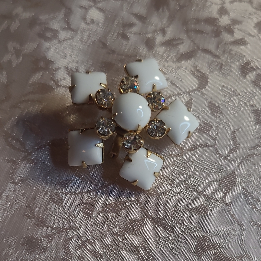Elegant White and Gold Floral Brooch